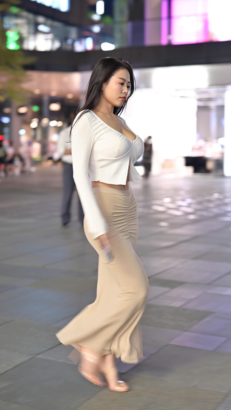 漂亮低胸翘臀长裙气质美女