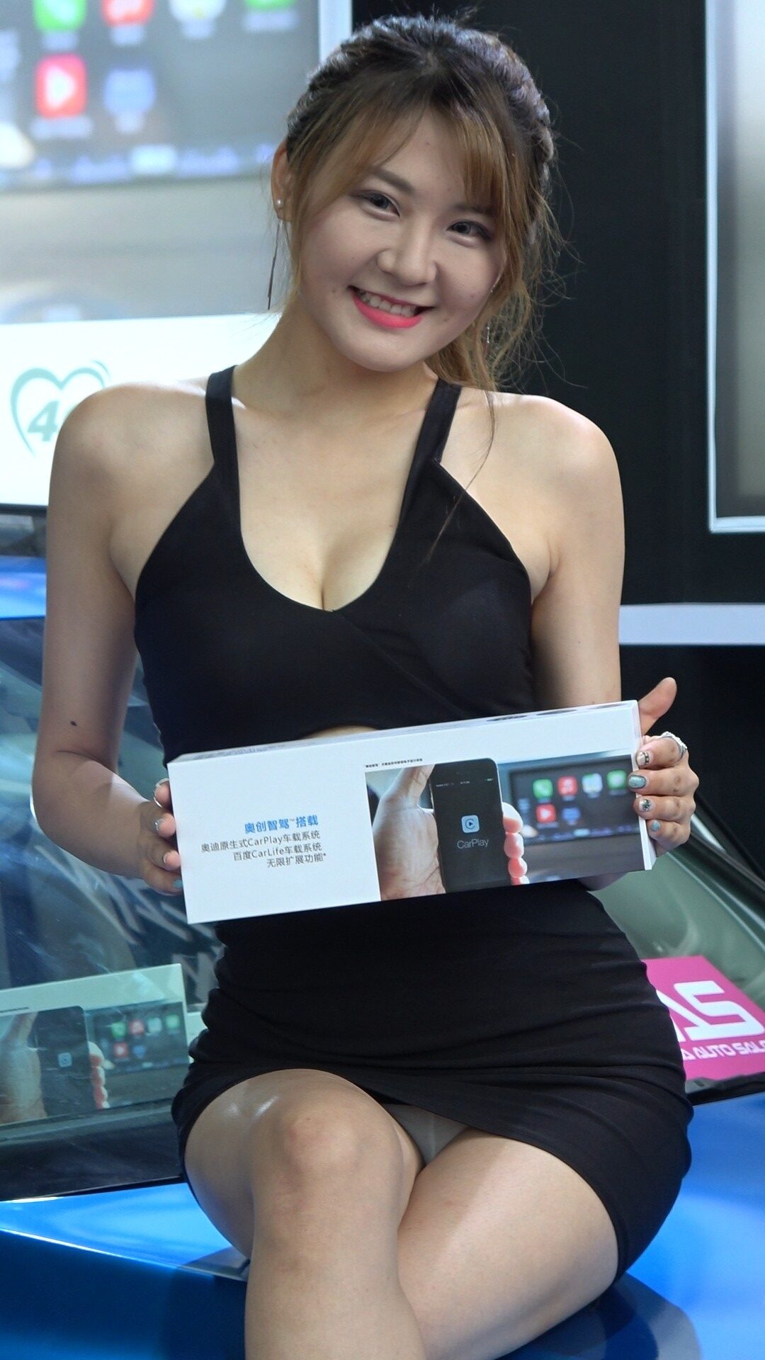 改装车展镂空包臀裙美女车模预览图 2