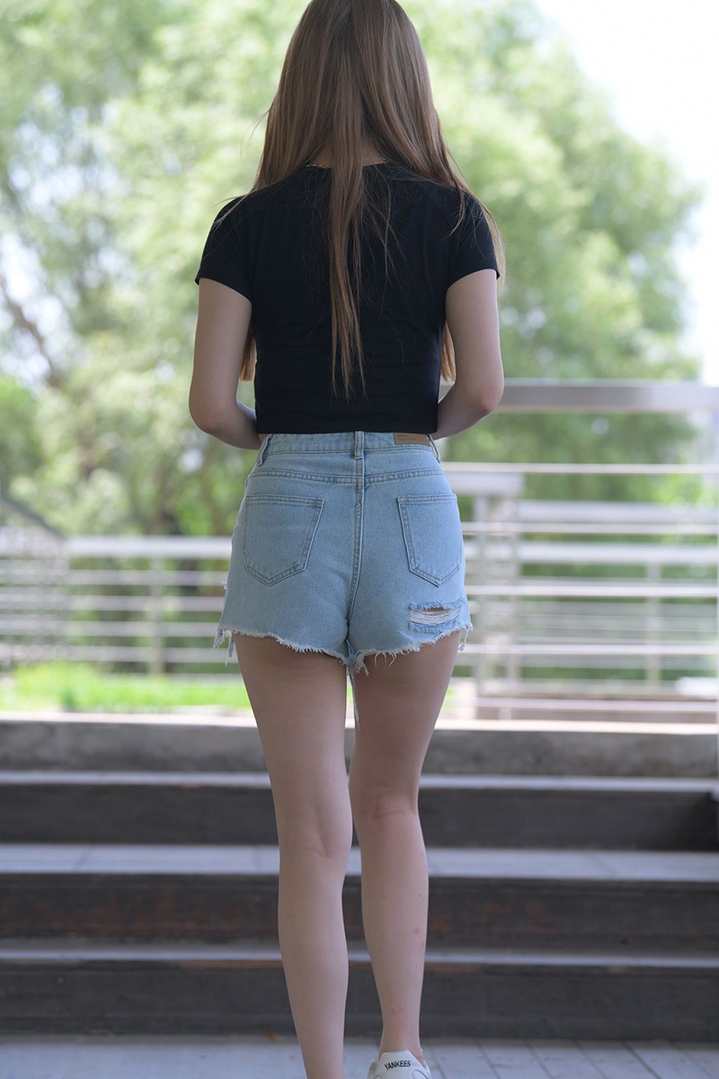 762.蓝色牛仔热裤女孩图片视频预览图 4