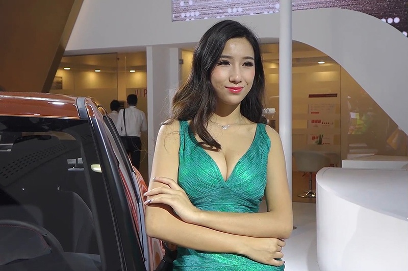 近距离拍摄绿色连衣裙低胸美女车模