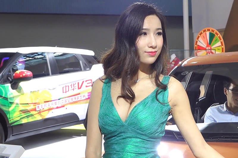 近距离拍摄绿色连衣裙低胸美女车模预览图 3