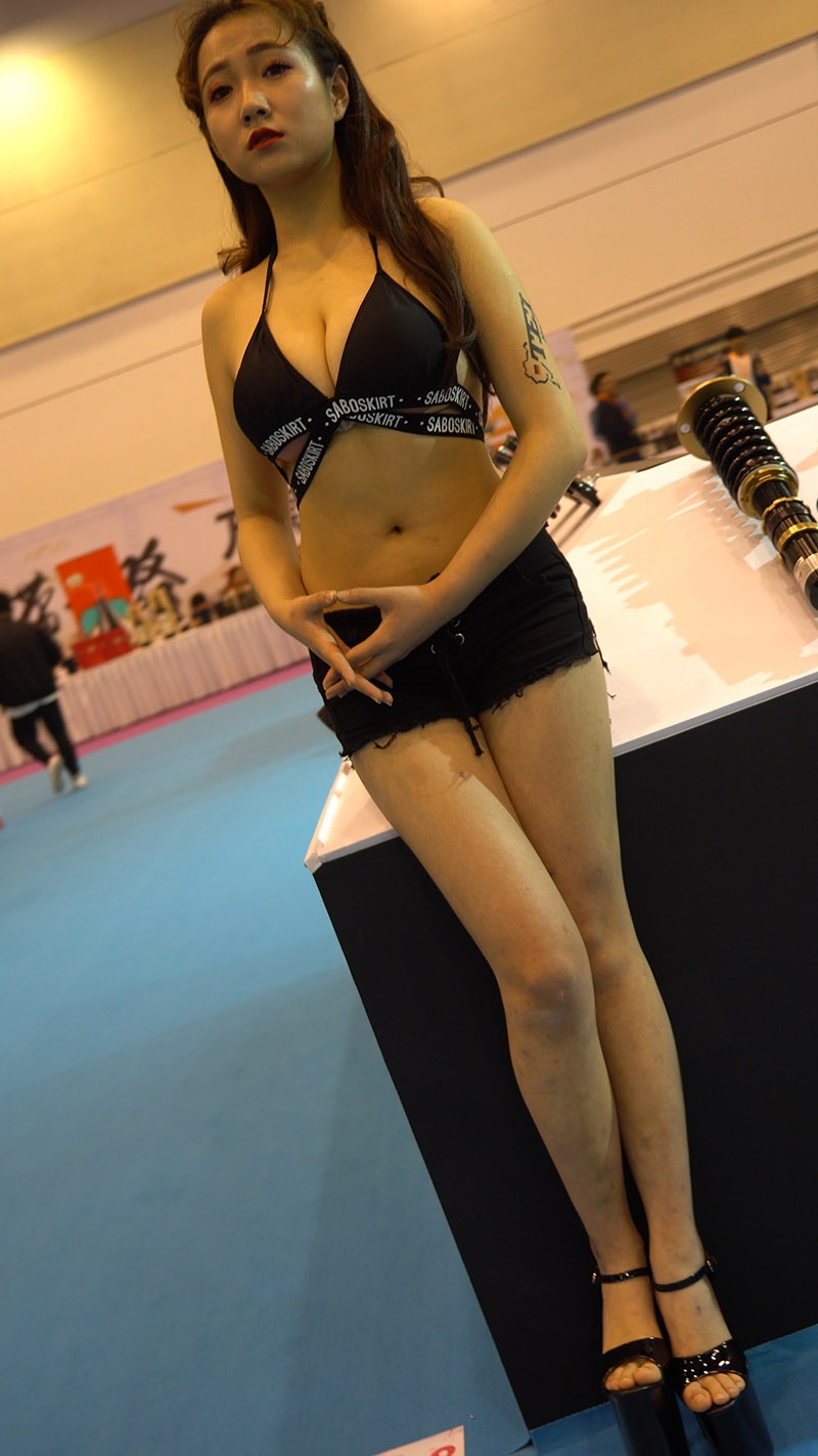 丰满热裤美腿成熟车展靓模2分03预览图 2