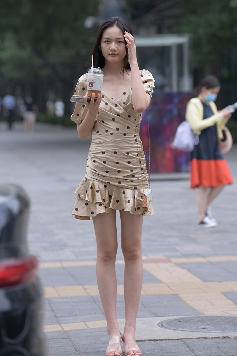 818.斑点包臀裙长腿美女图片视频
