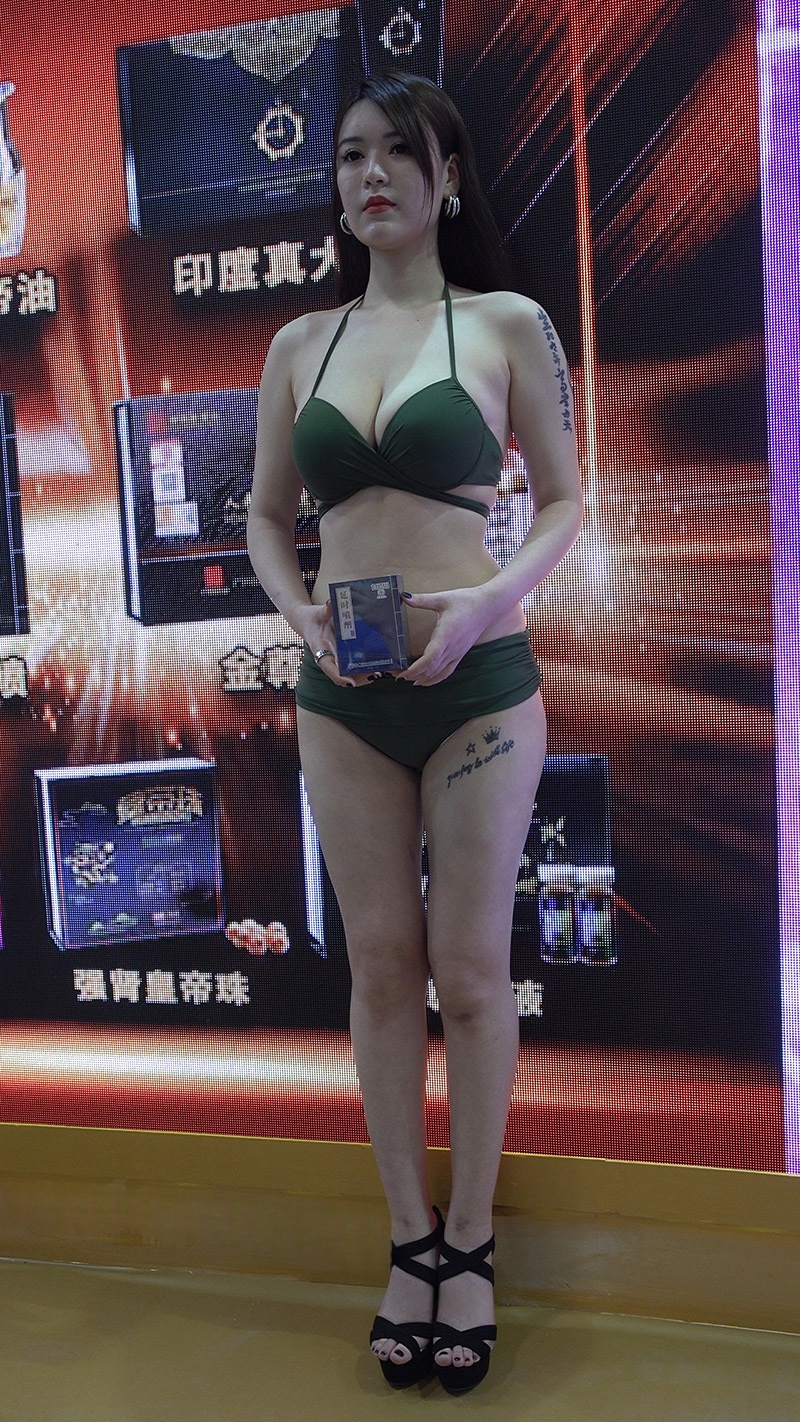 成人用品展会绿色比基尼模特预览图 3