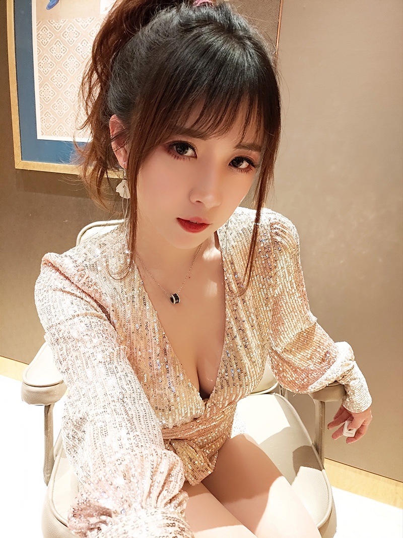 斗鱼主播小女巫露娜写真套图和微博精选预览图 4