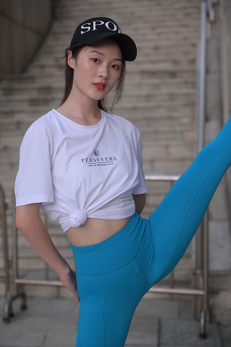 699.蓝色瑜伽裤小姐姐图片视频预览图 2