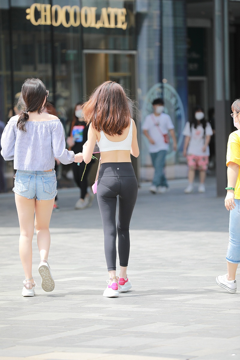 J1.黑色瑜伽小妹街拍套图预览图 3