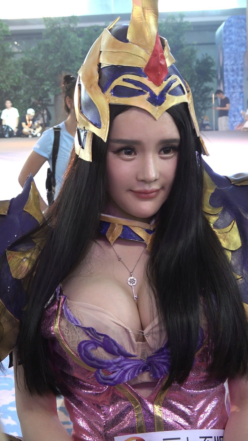 游戏展盔甲也难隐藏深深事业线美女