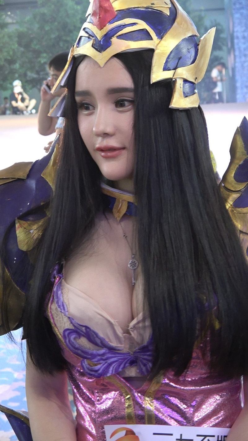 游戏展盔甲也难隐藏深深事业线美女预览图 2