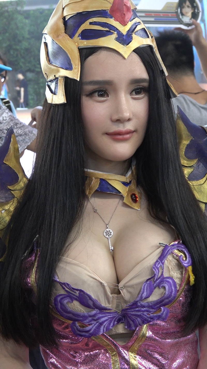 游戏展盔甲也难隐藏深深事业线美女预览图 3