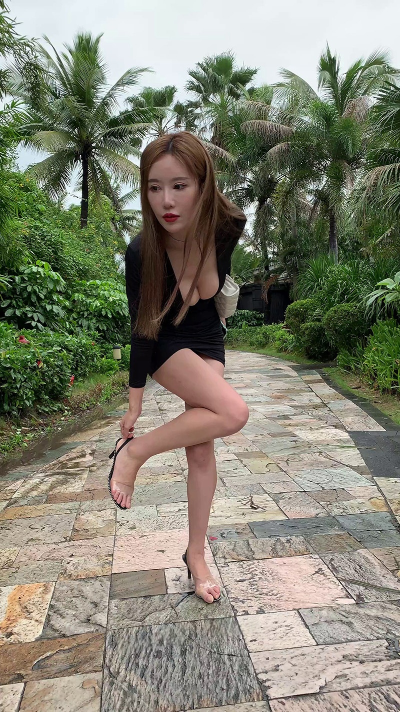 街拍黑色低胸包臀裙美女