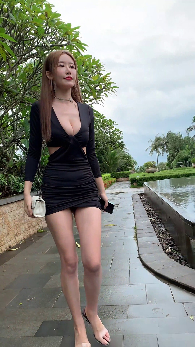街拍黑色低胸包臀裙美女预览图 2