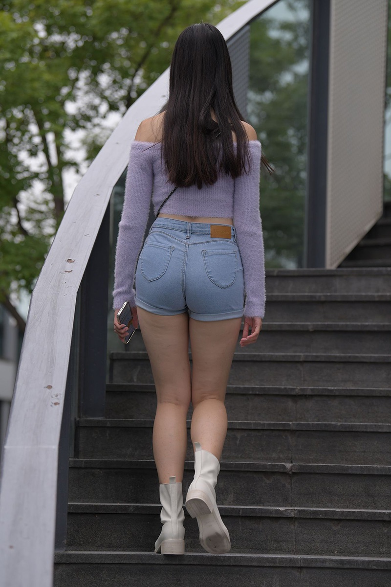 836.蓝色牛仔热裤美女图片预览图 3