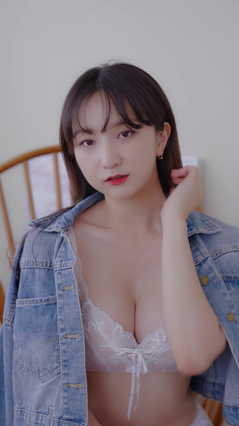 Lookbook 蓝色牛仔外套白色蕾丝内衣预览图 2