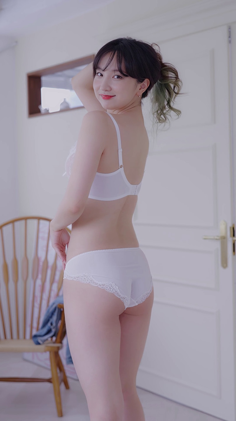Lookbook 蓝色牛仔外套白色蕾丝内衣预览图 4