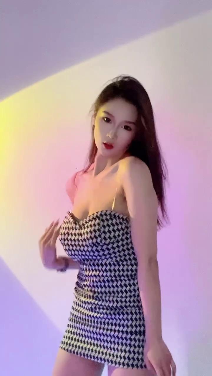 快手辣条可妮性感抖胸舞预览图 4