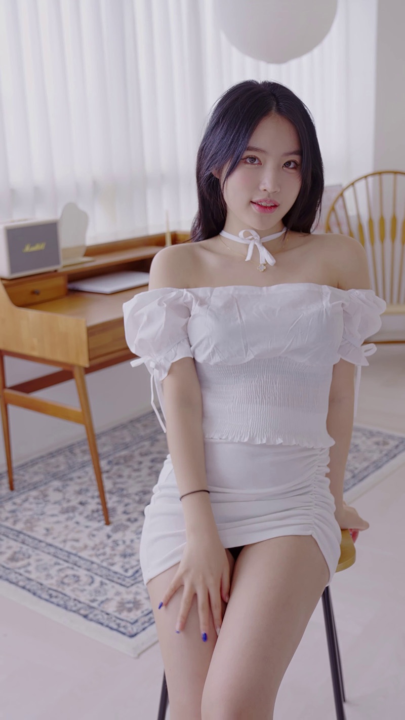 Lookbook时装秀尹瑞琳Yoonseorin白色连衣裙换装预览图 3