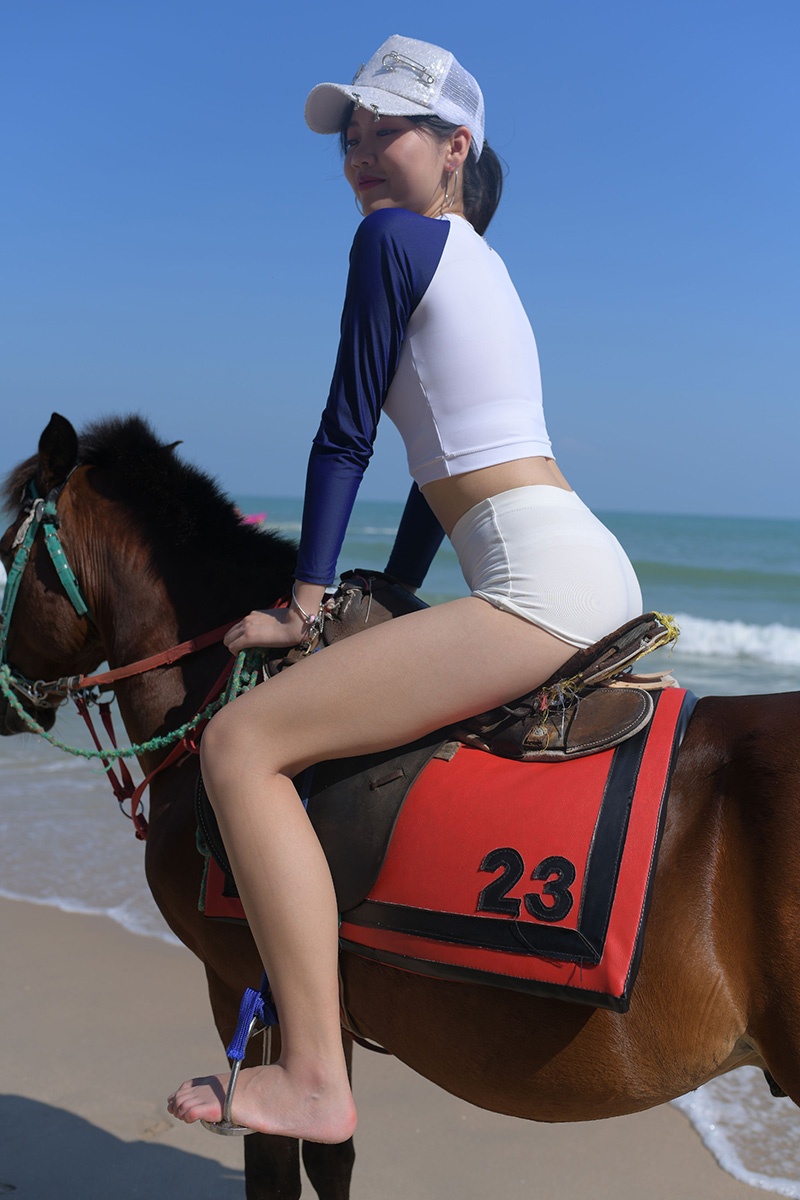 239.海边骑马的女孩图片视频预览图 4