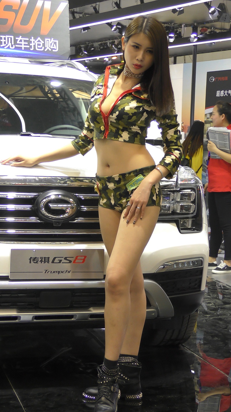 漂亮的迷彩低腰热裤小姐姐预览图 2