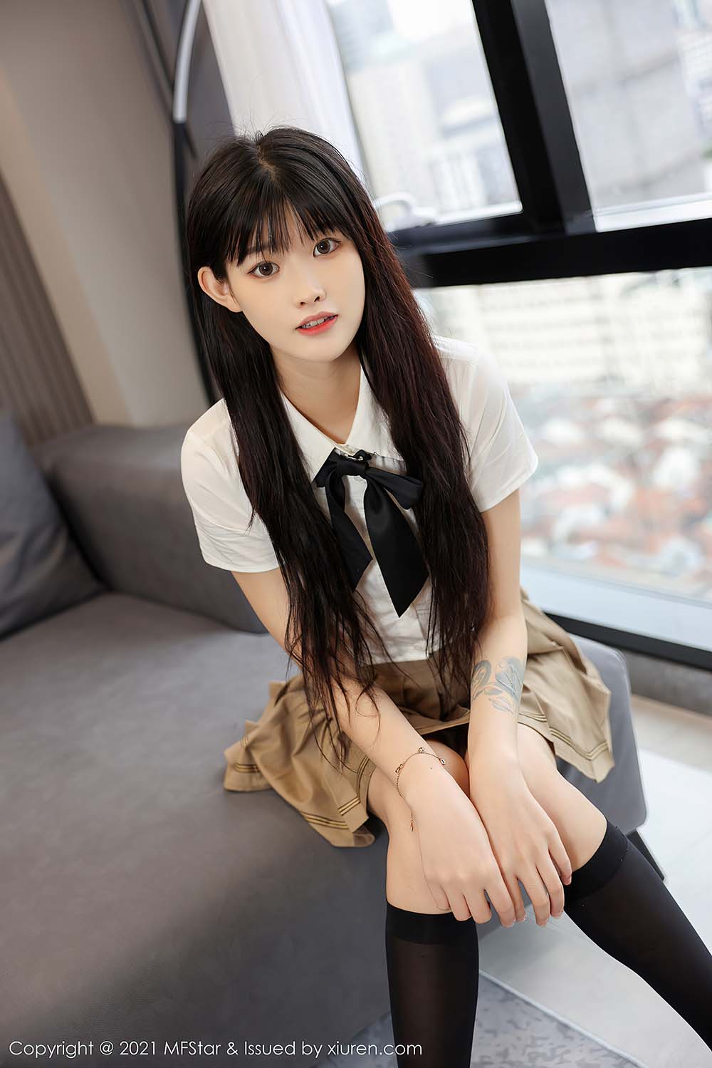 [MFStar模范学院] VOL.546 短款白T搭配黑丝 77qiqi预览图 2