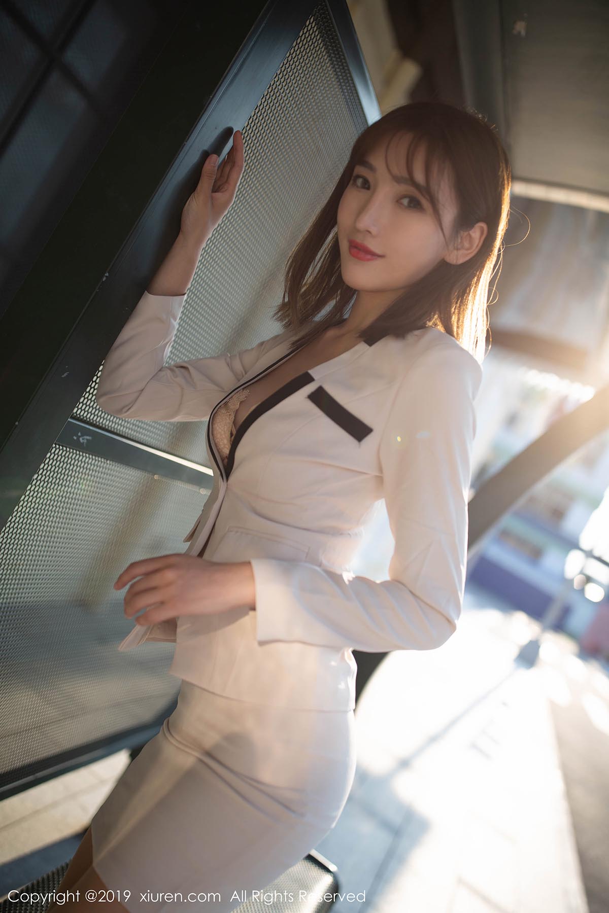 [Xiuren秀人网]XR20191107N01780 NO.1780 性感肉丝巴士售票员 陆萱萱预览图 2