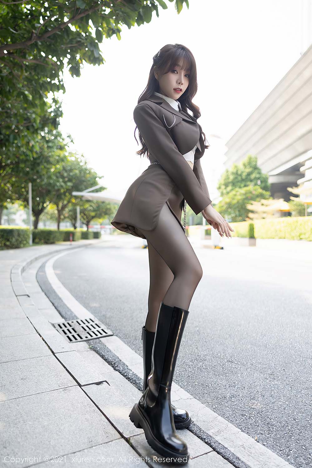 [Xiuren秀人网] NO.4299 性感黑丝娇柔妩媚 芝芝Booty预览图 3