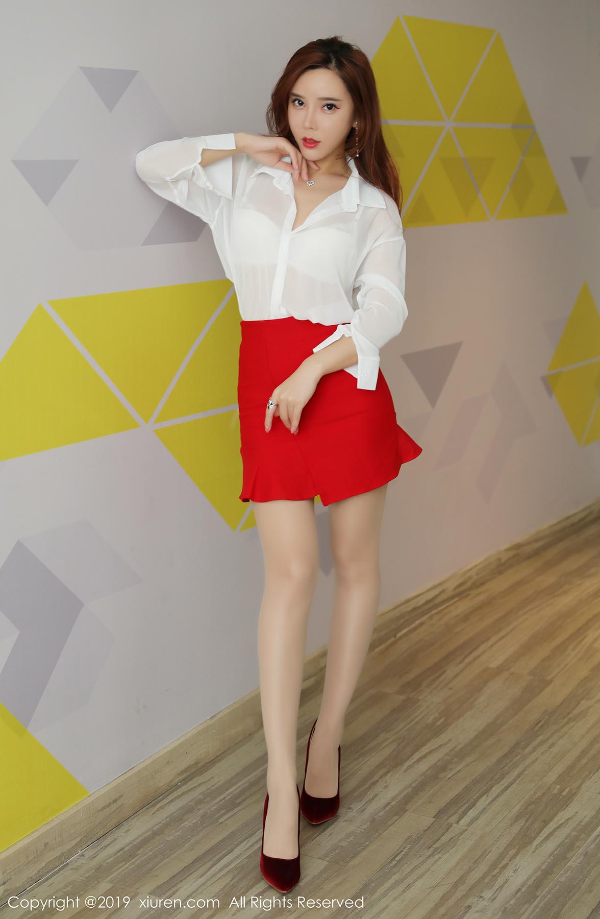[Xiuren秀人网]XR20191225N01879 NO.1879 朦胧丝袜极致诱人 艾小青