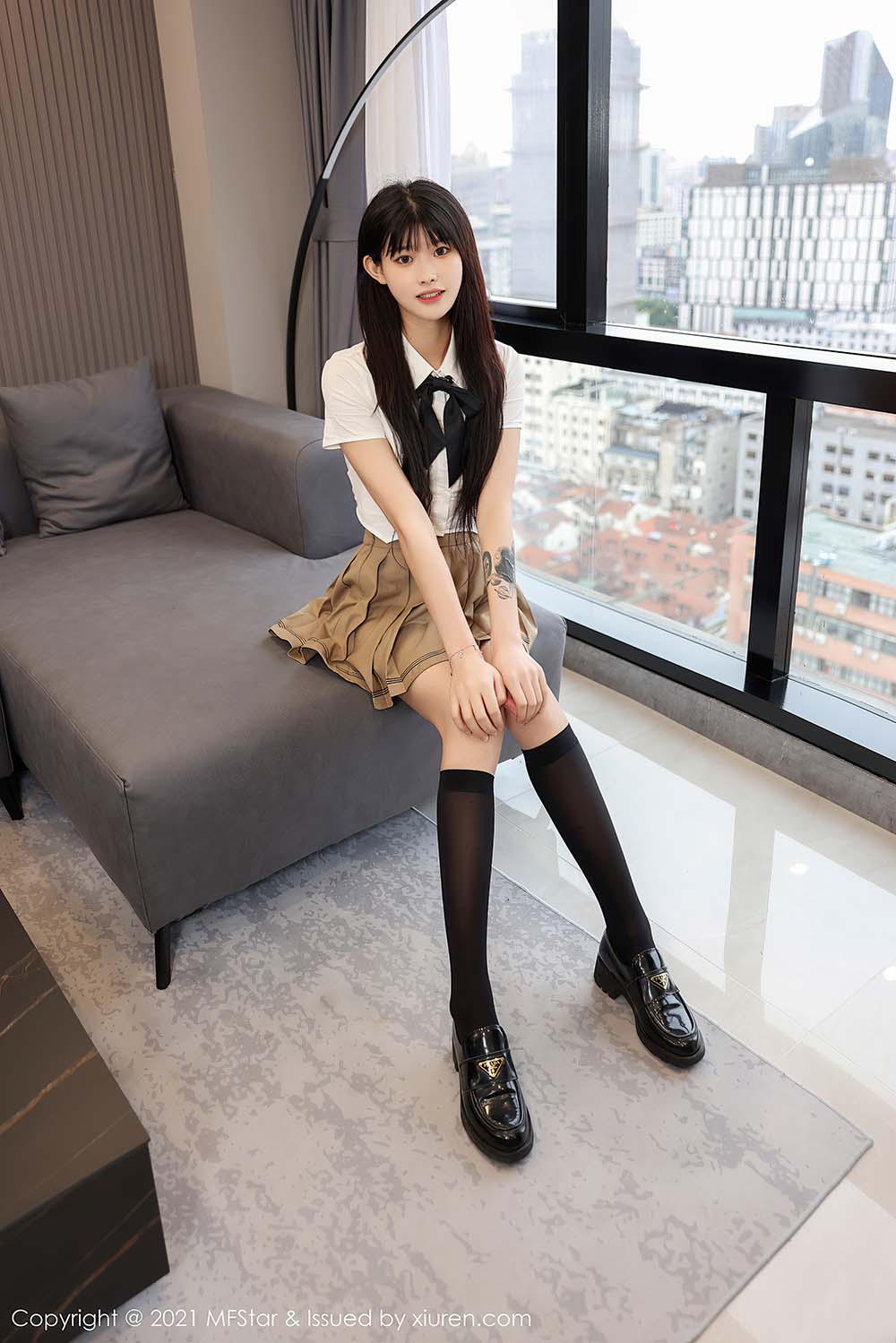 [MFStar模范学院] VOL.546 短款白T搭配黑丝 77qiqi