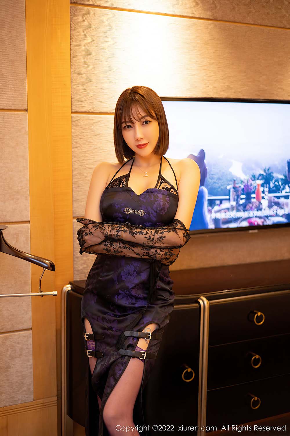 [Xiuren秀人网] NO.4422 紫色长裙搭配透明紫色丝袜 果儿Victoria预览图 3