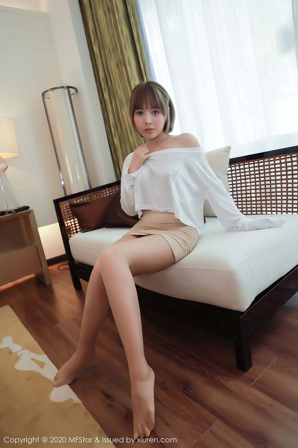 [MFStar模范学院]MF20200514VOL0329 VOL.329 短裙下丝袜美腿 夏天Sienna