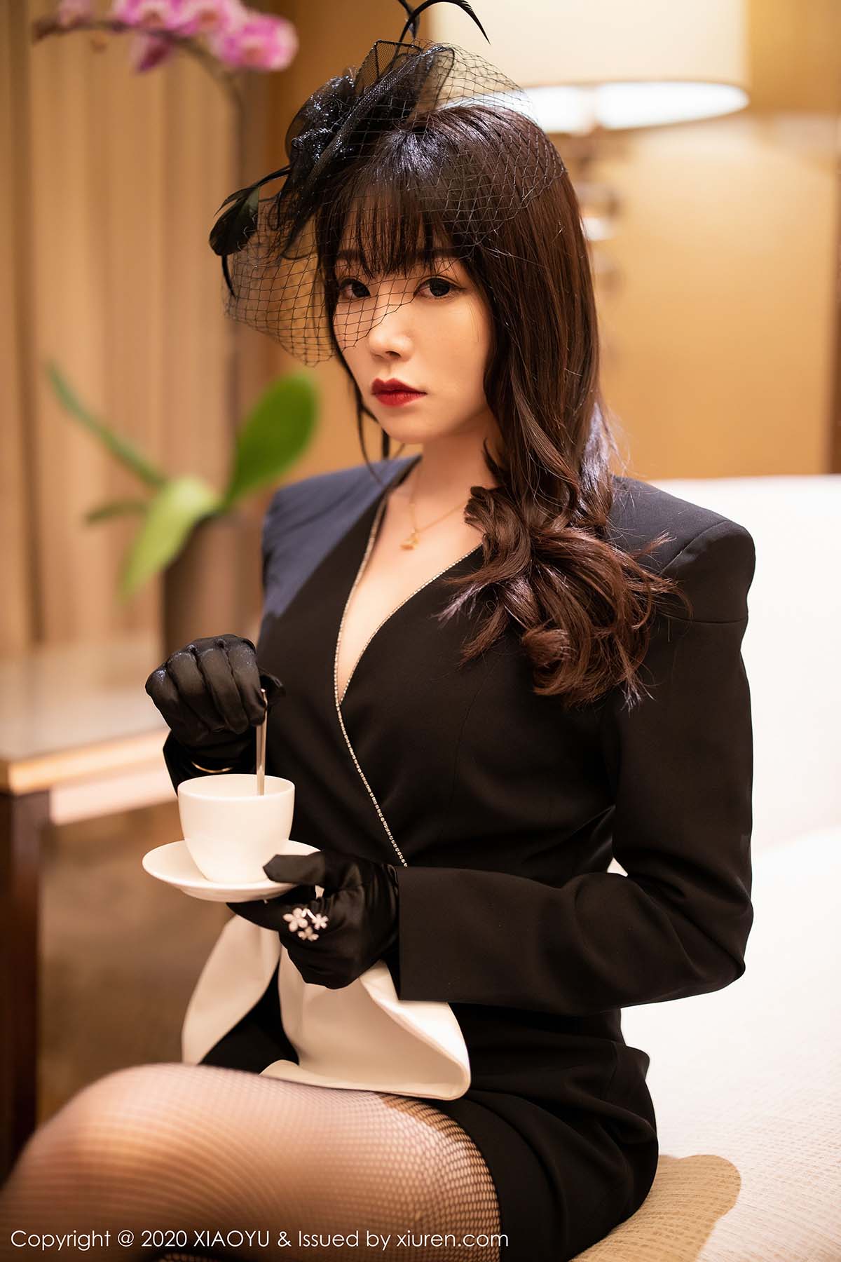 [XIAOYU语画界]YU20200119VOL0239 VOL.239 高贵典雅制服与魅惑网袜 芝芝Booty预览图 3