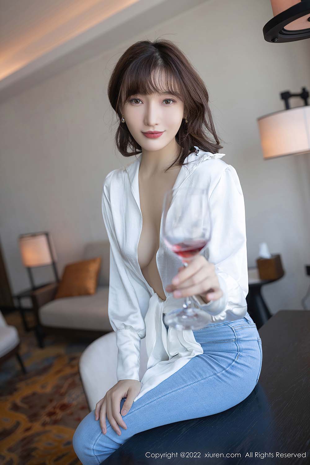 [Xiuren秀人网] NO.4425 白T搭配时尚牛仔裤 陆萱萱预览图 2