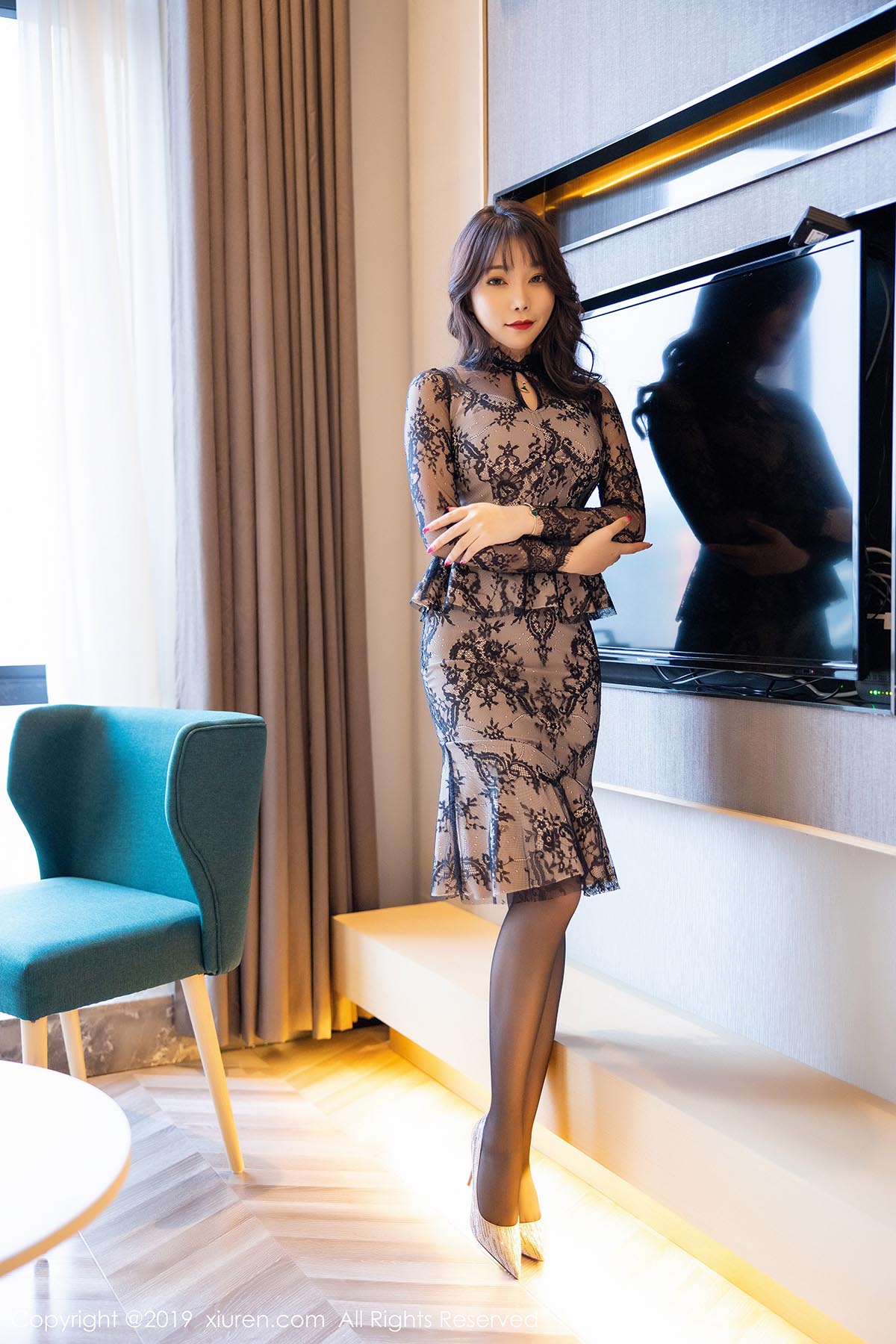 [Xiuren秀人网]XR20191031N01764 NO.1764 魅惑黑丝下的芊芊美腿 芝芝Booty