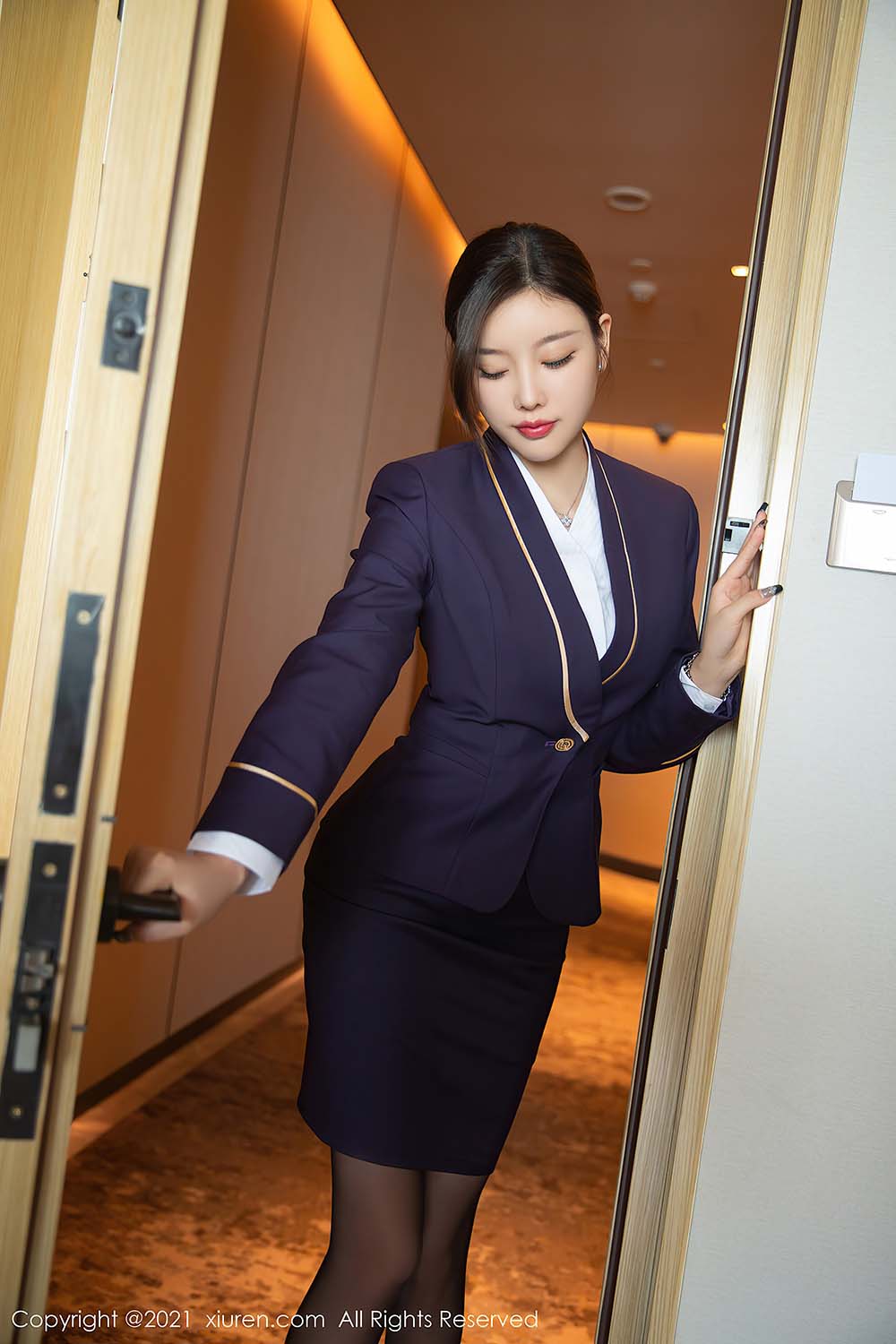 [Xiuren秀人网] NO.4231 私房写真 空姐制服 杨晨晨Yome预览图 3