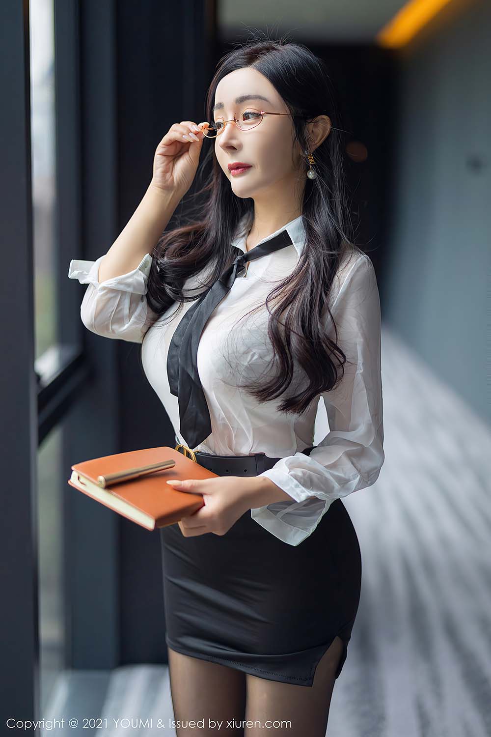 [YouMi尤蜜荟] VOL.723 职业装服饰与极致魅惑黑丝 允爾