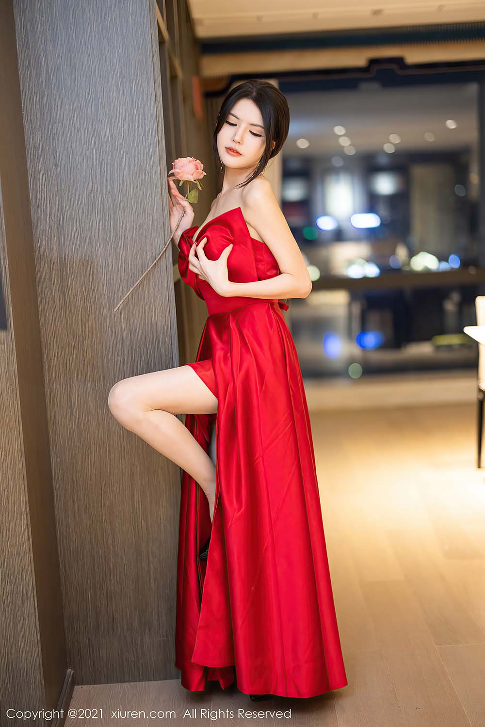 [Xiuren秀人网] NO.4133 猩红魅惑的礼结礼裙 媛媛酱belle预览图 2