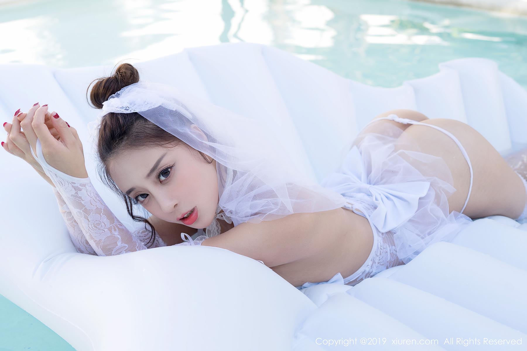 [Xiuren秀人网]XR20190505N01428 NO.1428 优雅性感的婚纱+极致魅惑的黑丝 筱慧cindy预览图 2