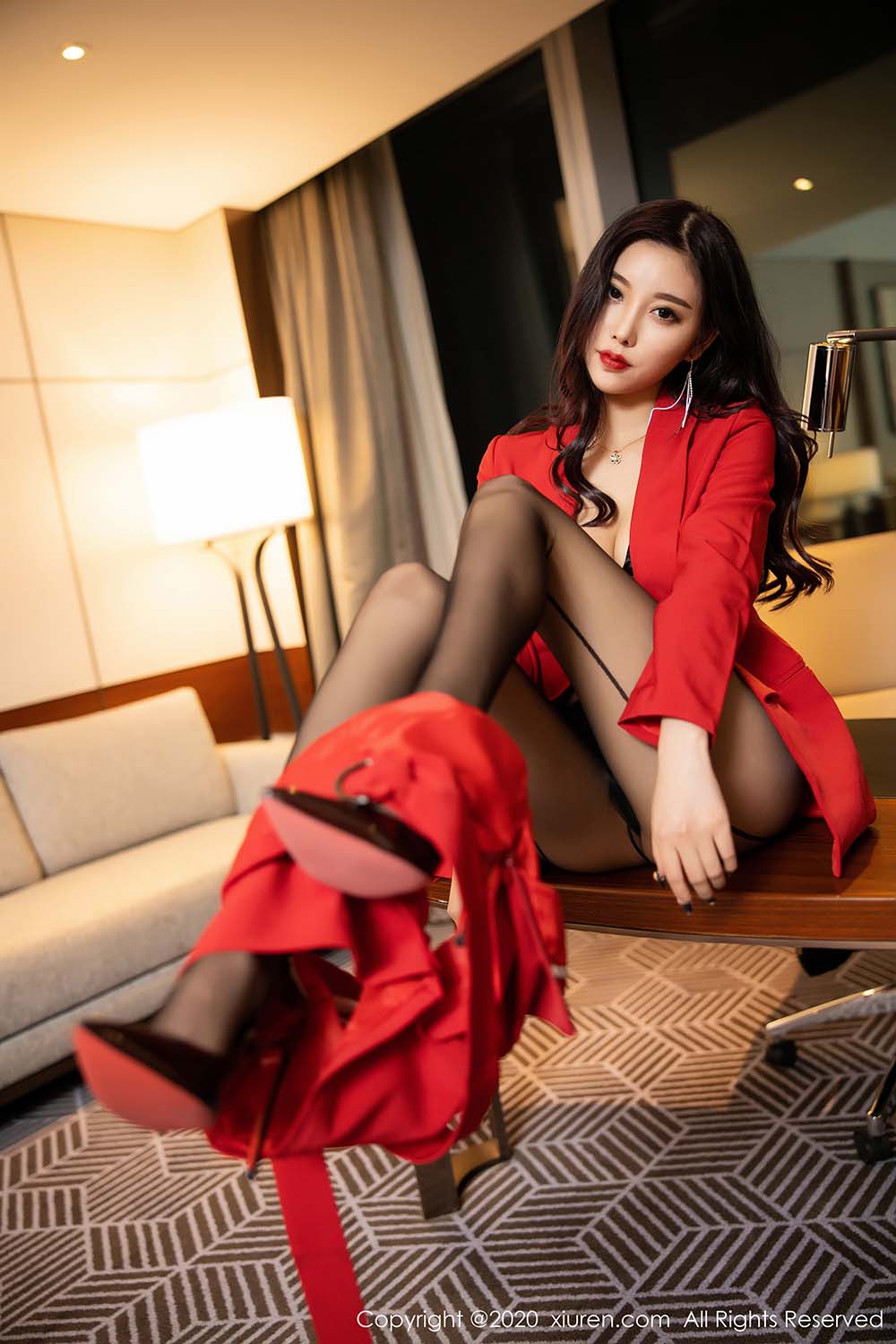 [Xiuren秀人网]XR20200401N02122 NO.2122 性感女神黑丝诱惑 杨晨晨sugar预览图 2
