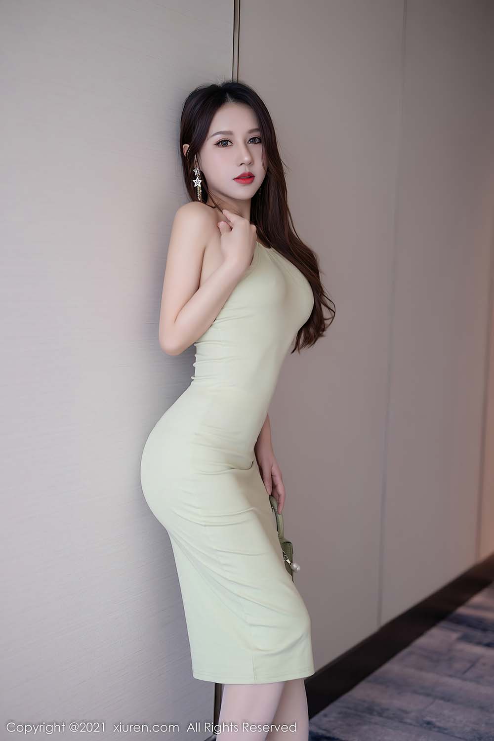 [Xiuren秀人网] NO.4391 丰腴姿态御姐气息妩媚动人 徐安安预览图 2