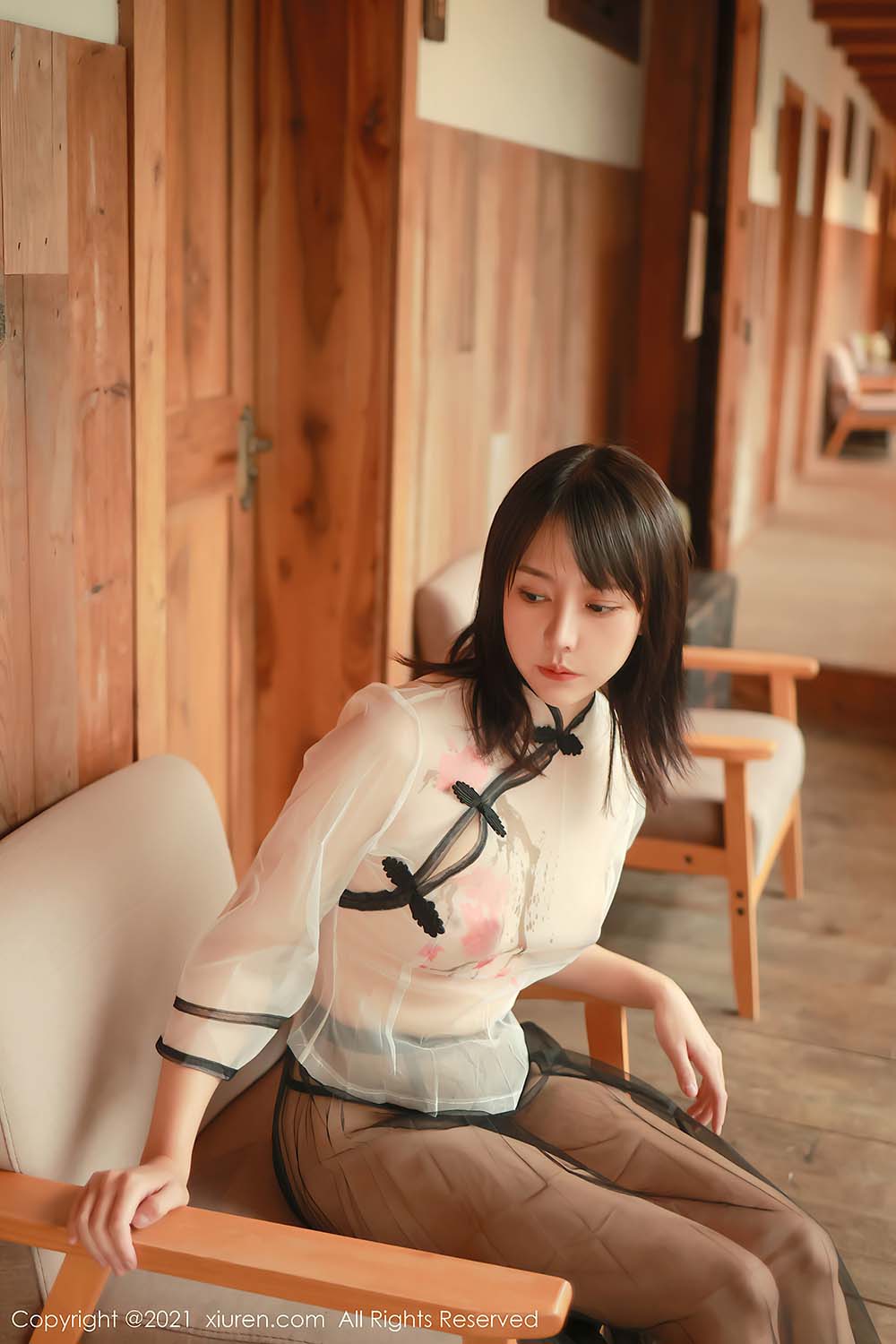 [Xiuren秀人网] NO.4234 轻薄半透多姿的服饰半遮半掩 韩希蕾预览图 2
