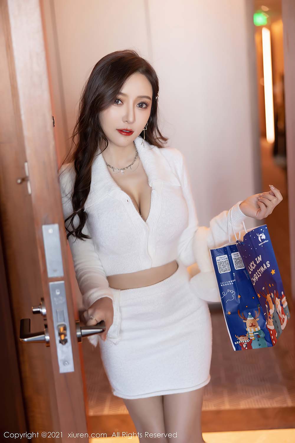 [Xiuren秀人网] NO.4359 圣诞节主题写真 王馨瑶yanni预览图 2