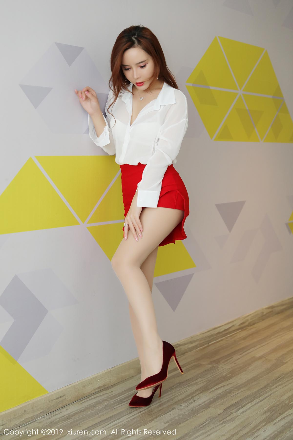 [Xiuren秀人网]XR20191225N01879 NO.1879 朦胧丝袜极致诱人 艾小青预览图 3