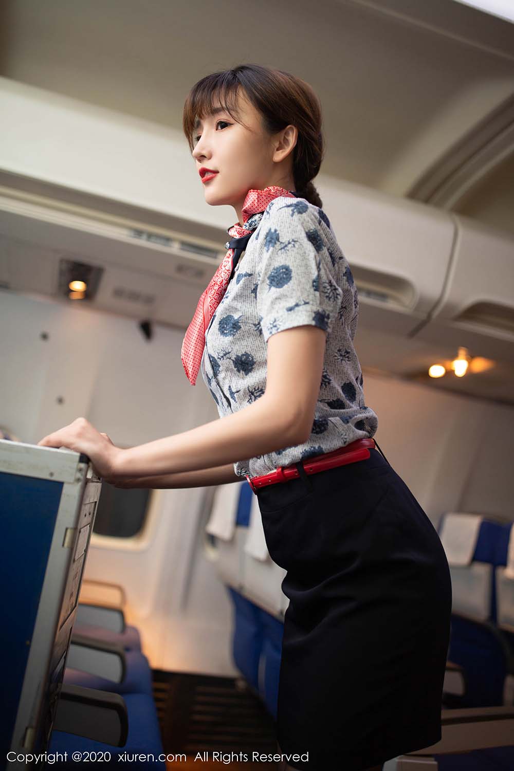 [Xiuren秀人网]XR20200430N02206 NO.2206 夜班空姐 陆萱萱预览图 2