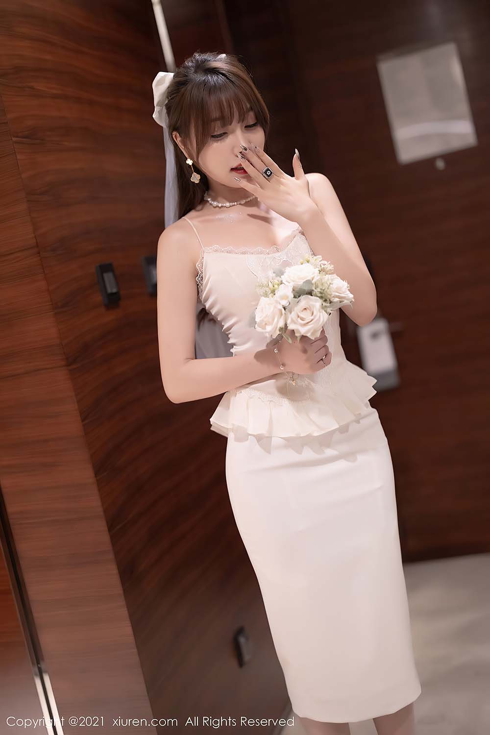 [Xiuren秀人网] NO.4269 唯美不失性感姿态的新娘服饰 芝芝Booty预览图 3