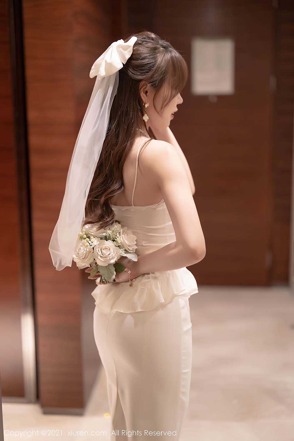 [Xiuren秀人网] NO.4269 唯美不失性感姿态的新娘服饰 芝芝Booty预览图 2