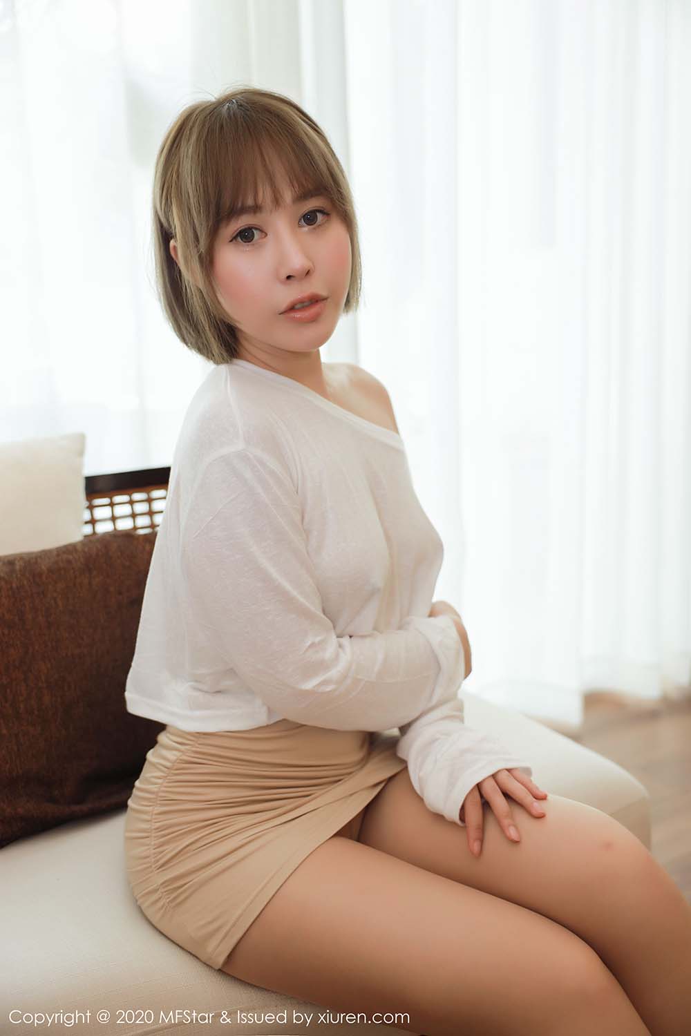 [MFStar模范学院]MF20200514VOL0329 VOL.329 短裙下丝袜美腿 夏天Sienna预览图 3