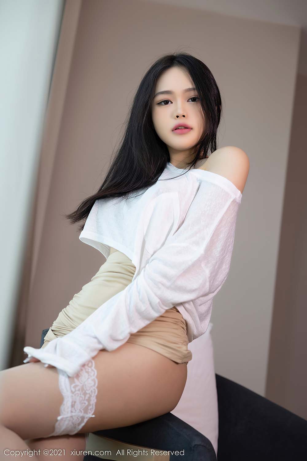 [Xiuren秀人网] NO.4305 白色露肩上衣搭配杏色超短裙 Niki可雅